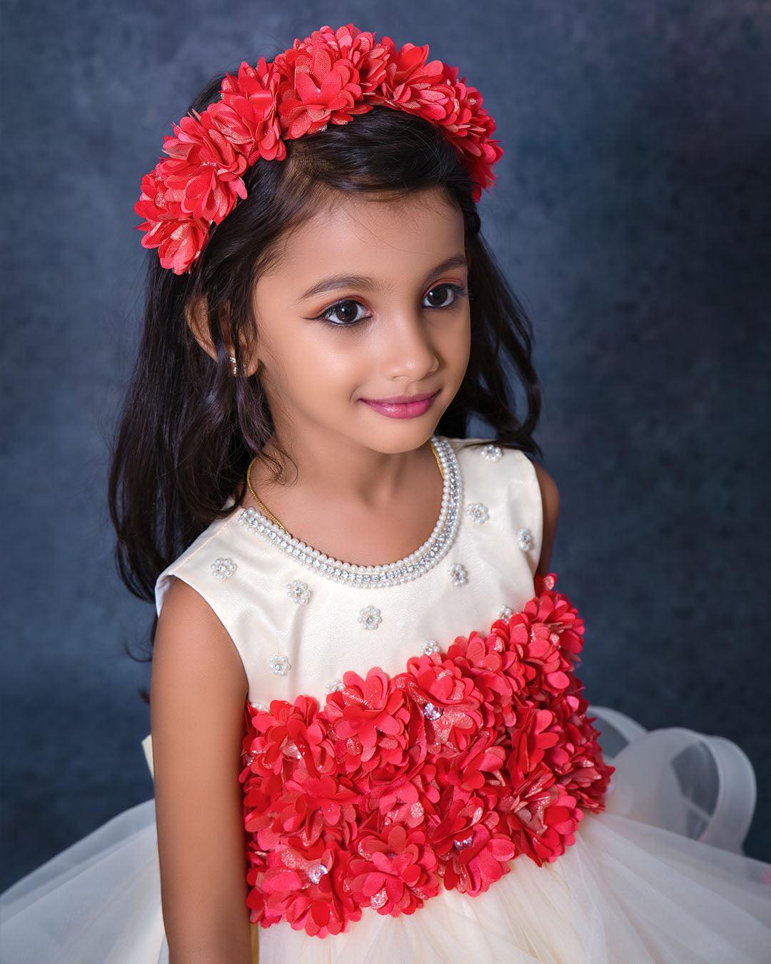 Sandal & Red Combo Heavy Partywear Flower Frock - Matching Hairband
Material: Sandal colour heavy layer frock. For the more elegant look red colour flowers are spread on the front and back side of the fork. In the neck portion cream