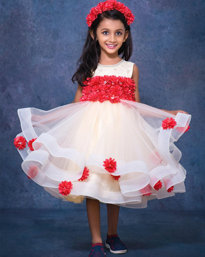 Sandal & Red Combo Heavy Partywear Flower Frock - Matching Hairband
Material: Sandal colour heavy layer frock. For the more elegant look red colour flowers are spread on the front and back side of the fork. In the neck portion cream