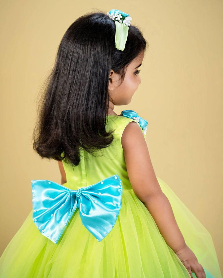 Lime Green & Skyblue Combo Pleated Ruffles Gown - Matching Hair Band
Material : Pista Green and Sky Blue combination gown. Yoke portion is done by pleated pista green net and premium quality satin is used for the primary lining. Shou