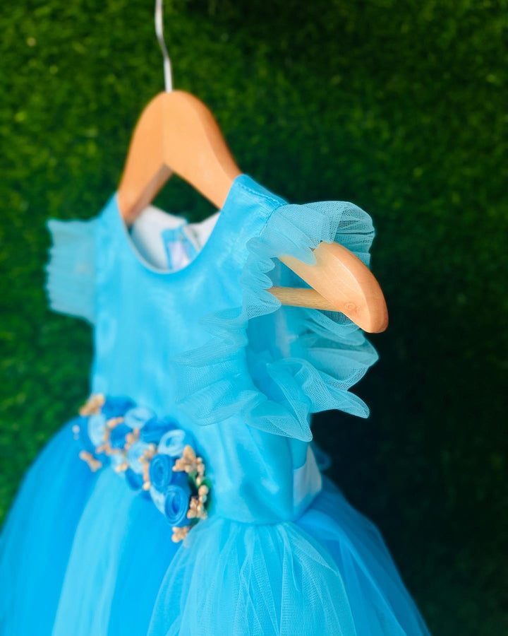 Skyblue & Darkblue Layered Flower Frock - Matching Hairband
Material:  Skyblue & Darkblue nylon mono net with inner portion is covered with premium ultra satin and white cotton lining.
Colour: Skyblue & Darkblue comb