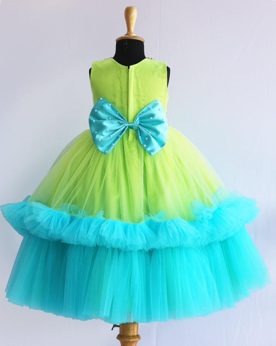 Lime Green & Skyblue Combo Pleated Ruffles Gown - Matching Hair Band
Material : Pista Green and Sky Blue combination gown. Yoke portion is done by pleated pista green net and premium quality satin is used for the primary lining. Shou