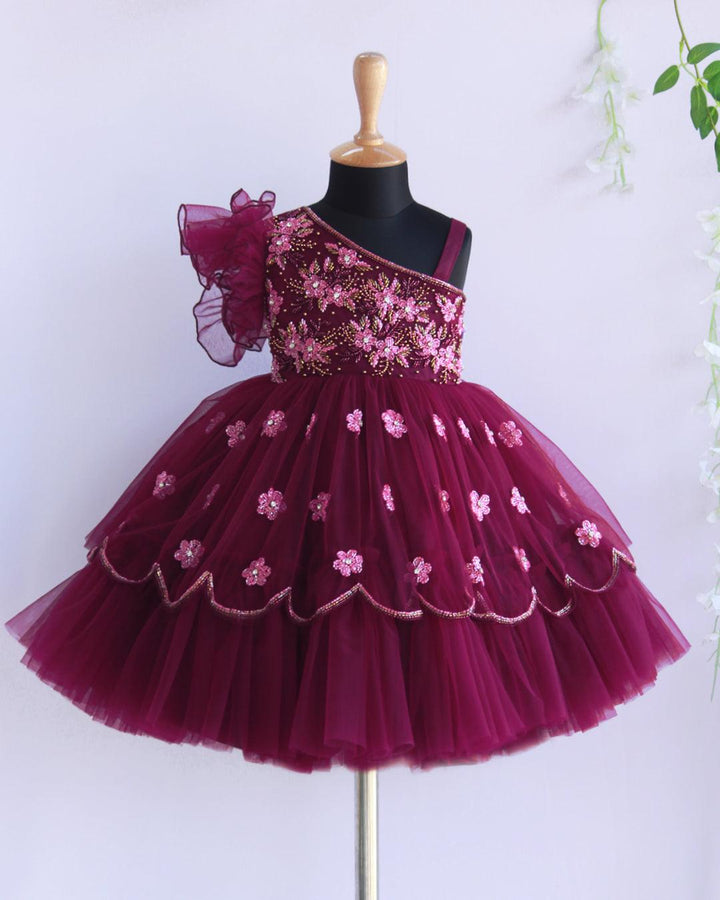 Purple Vine Shade Heavy Birthday Handwork Frock
Material: Purple vine colour Heavy party wear handwork frock. in the yoke portion pink and golden colour heavy cutbead handwork is done. skirt part is highlighted w