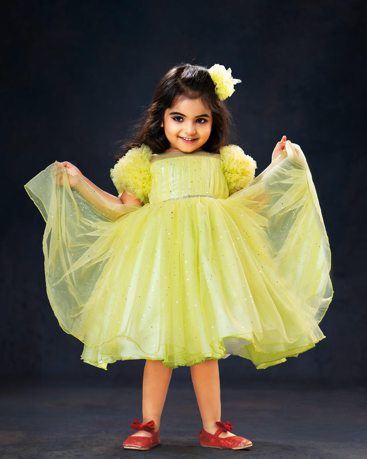 Pista green Glitter Baby-Girls Party Perfect Birthday Frock

Material : Pista green shade glitter party perfect frock is made with soft nylon net fabric. The yoke portion of the frock is designed in transparent neck with ple