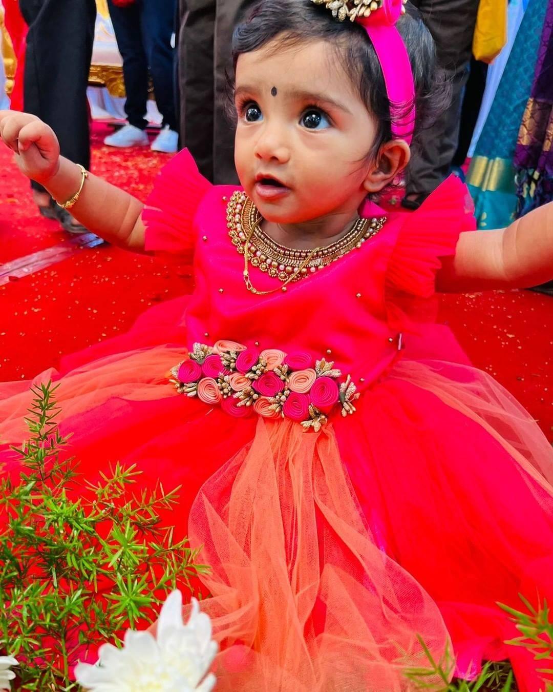 Peach & Pink combo Handwork Flower Frock
Material: Peach &amp; Pink shade mono nylon net fabric with premium glossy satin as lining. Inner portion is covered with premium ultra satin and white cotton linin