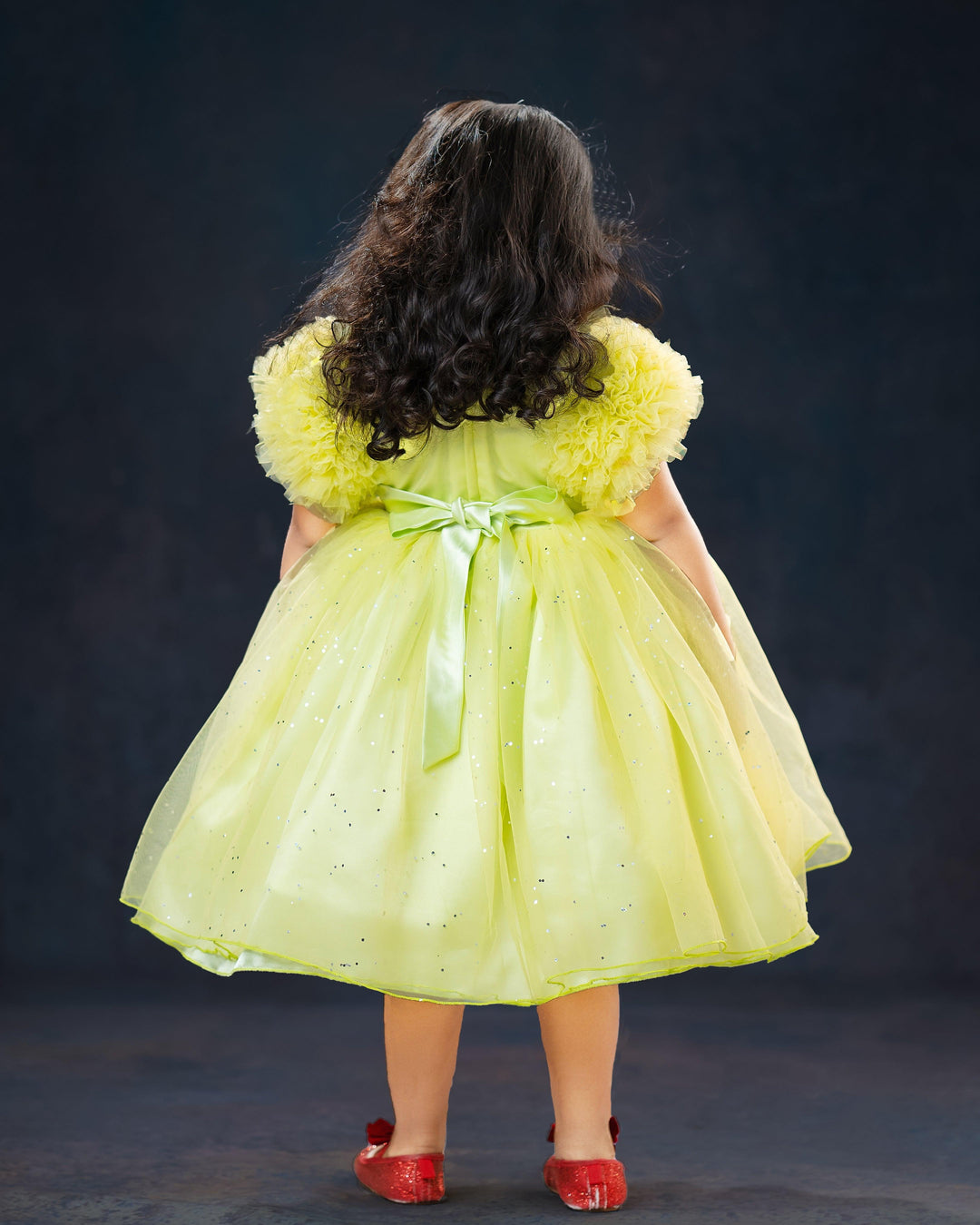 Pista green Glitter Baby-Girls Party Perfect Birthday Frock

Material : Pista green shade glitter party perfect frock is made with soft nylon net fabric. The yoke portion of the frock is designed in transparent neck with ple