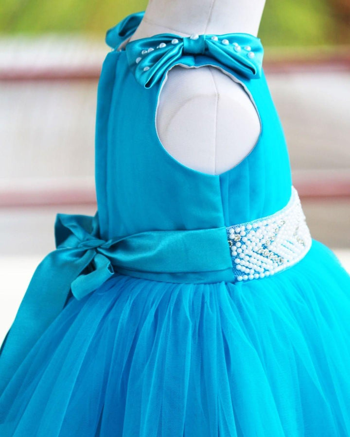 Skyblue Ruffled Pleated Bow Frock
Material: Skyblue nylon mono net with inner portion is covered with premium ultra satin and white cotton lining.
Colour: Skyblue | Sleeve Type: Sleeveless | Item Le