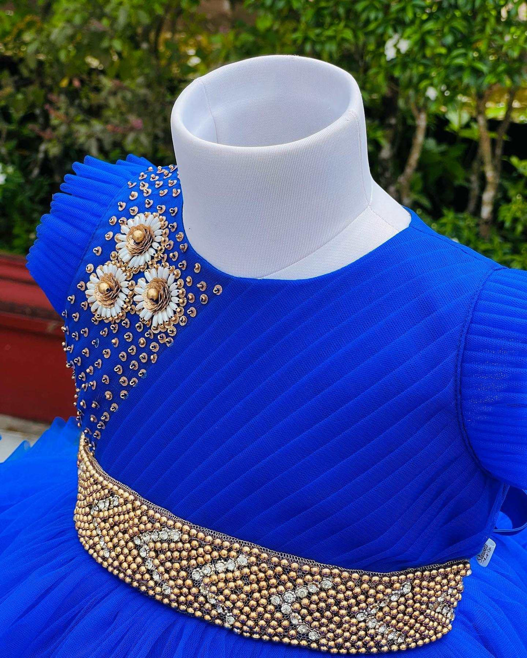 Royalblue Layered Pleated Heavy Ruffled Hand embroidery Birthday Frock

Material: Royalblue nylon mono net with layered and ruffles on the end portion. Yoke portion is designed with pleated pattern and a handwork in the centre portion.