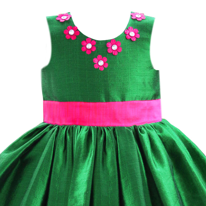 Bottle Green Silk Knee Length Sleeveless Border Frock
Care Instructions: Hand Wash Only
Material: Bottle green colour Premium silk fabric with 100 % poplin cotton material as lining. Yoke portion is designed with pink 