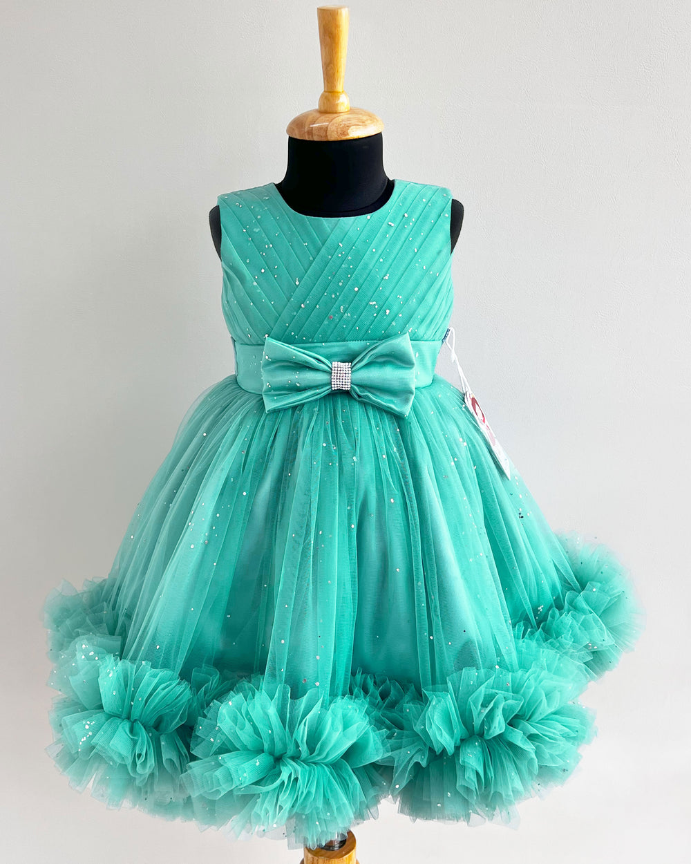Pastel green baby girls birthday dress with glitter tail

Party frock for baby girls first birthday

Sparkly birthday dress for baby girl

Cute pastel green baby frock for birthday party

