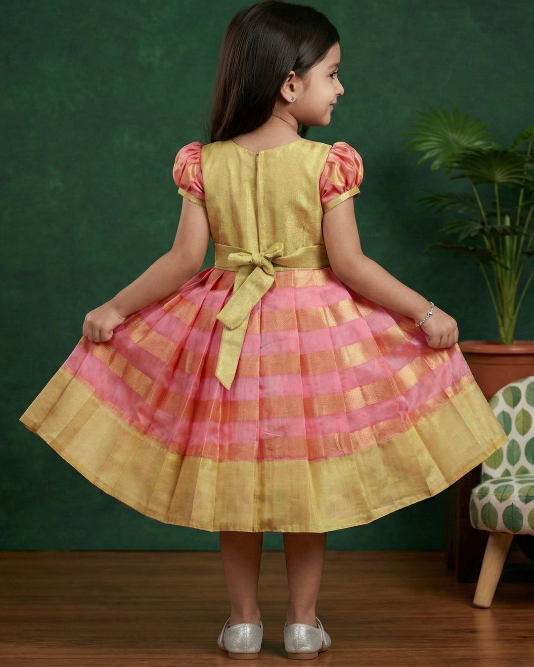 Pink gold tissue ethnic frock for baby girls birthday dress

Baby girls partywear frock pink and gold lotus handwork

Premium birthday dress for baby girl ethnic frock tissue fabric

Pink gold frock baby girl festive traditional party dress

Baby girls handwork frock lotus design birthday partywear