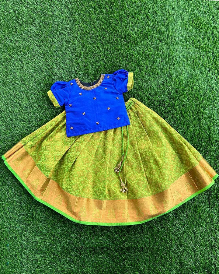 Lime Green & Royalblue Combo Handwork Traditional Silk Lehenga Choli
Skirt : Lime Green shade handloom silk fabric with self wooven jaquard work. Inner portion of the skirt is covered with white colour soft cotton fabric. Center poti