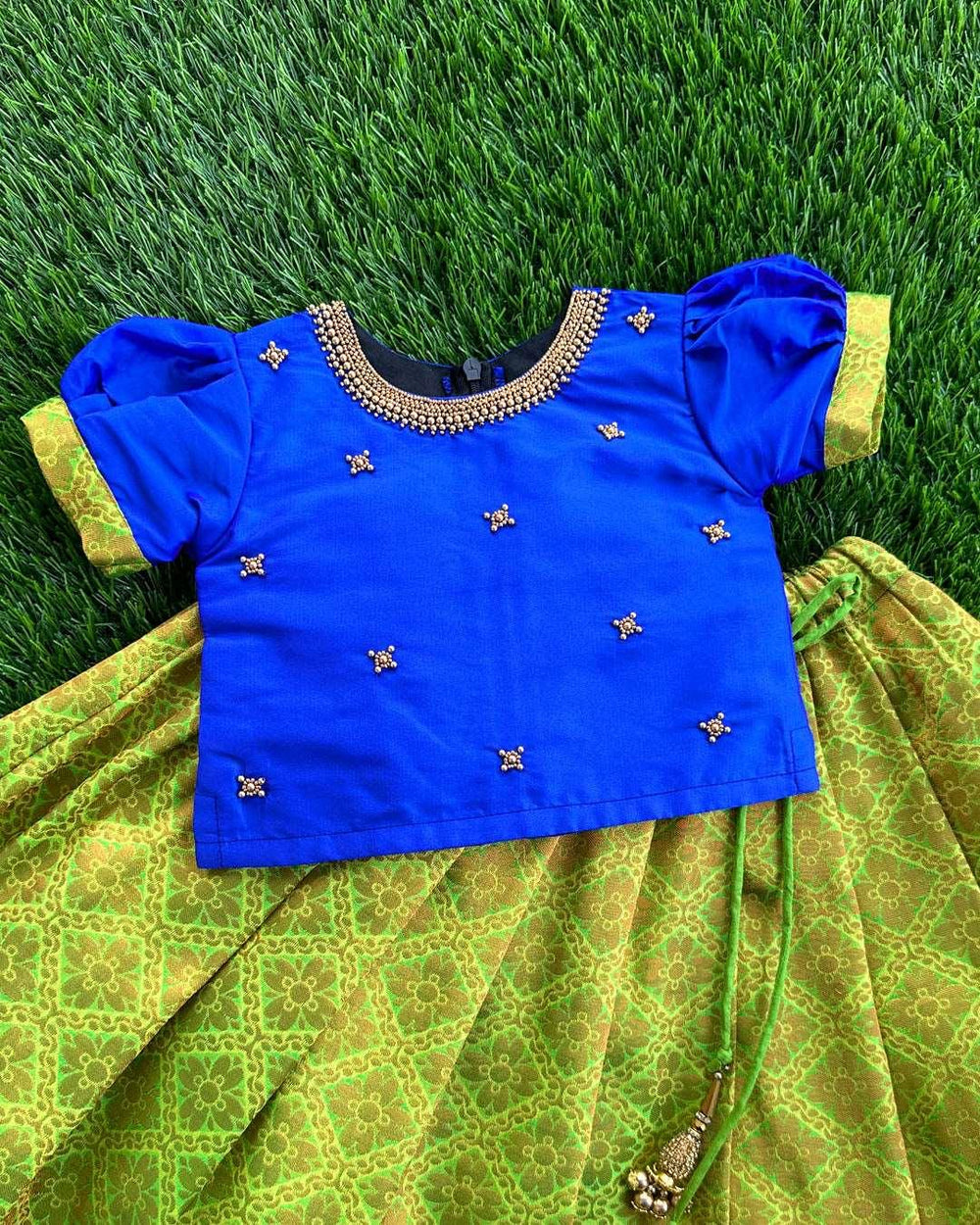 Lime Green & Royalblue Combo Handwork Traditional Silk Lehenga Choli
Skirt : Lime Green shade handloom silk fabric with self wooven jaquard work. Inner portion of the skirt is covered with white colour soft cotton fabric. Center poti