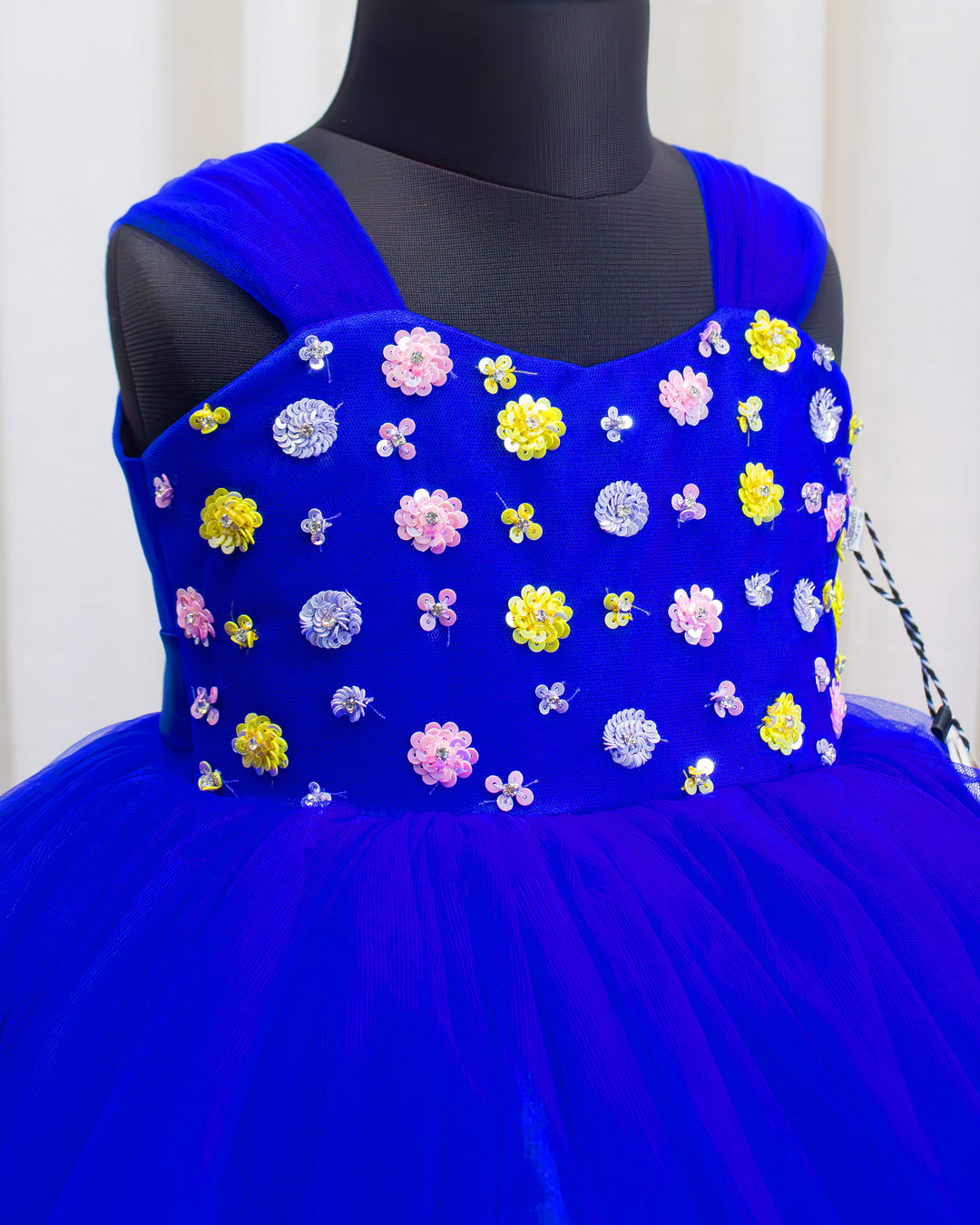 Royal blue sequins partywear frock for baby girls birthday dress

Kids royal blue handwork frock for girls party wear

Baby girls birthday dress royal blue sequins gown

Premium partywear frock for baby girl royal blue shade
