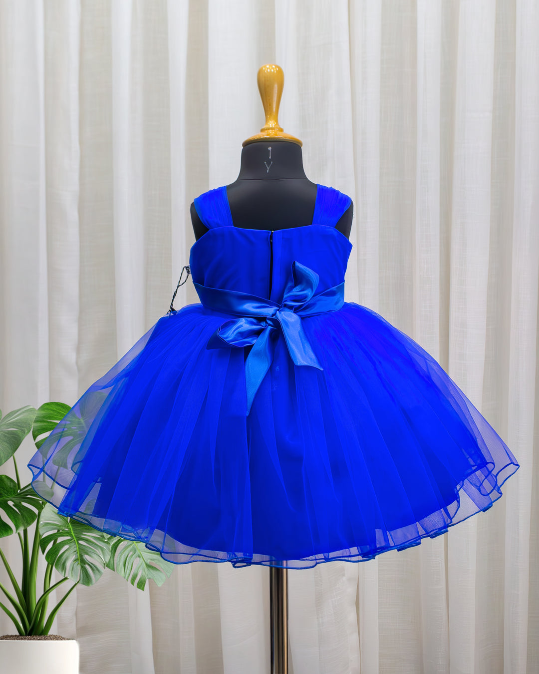 Royal blue sequins partywear frock for baby girls birthday dress

Kids royal blue handwork frock for girls party wear

Baby girls birthday dress royal blue sequins gown

Premium partywear frock for baby girl royal blue shade