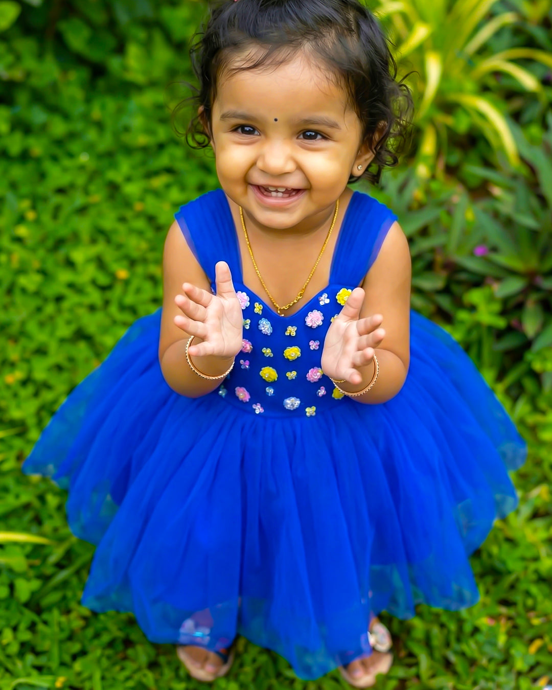 Royal blue sequins partywear frock for baby girls birthday dress

Kids royal blue handwork frock for girls party wear

Baby girls birthday dress royal blue sequins gown

Premium partywear frock for baby girl royal blue shade
