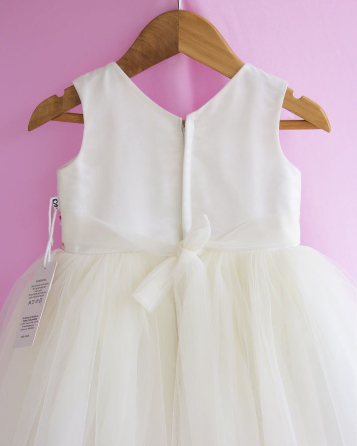 Off-white Shade Pleated Handwork Baby-Girls Sleeveless Frock
Material : Off-white shade pleated party perfect handwork frock is made with soft nylon net fabric. The yoke portion of the frock is designed in pleated with V-neck