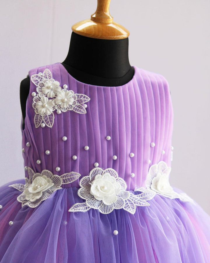 Lavender Pink Sleeveless Flower Frock
Material: Lavender Dual Shade Flower Frock is made with soft quality nylon net fabric with premium matching ultra satin material is used for glossy feel. Yoke porti