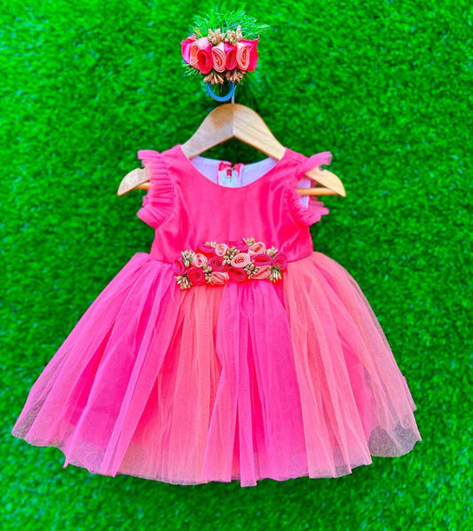 Peach & Pink Layered Flower Frock
Material: Peach and Pink nylon mono net with inner portion is covered with premium ultra satin and white cotton lining.
Colour: Peach &amp; Pink combo | Sleeve Type