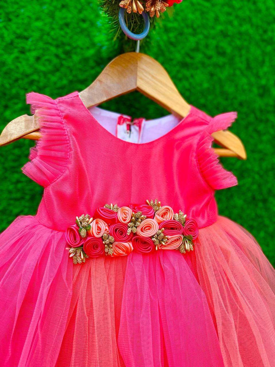 Peach & Pink Layered Flower Frock
Material: Peach and Pink nylon mono net with inner portion is covered with premium ultra satin and white cotton lining.
Colour: Peach &amp; Pink combo | Sleeve Type