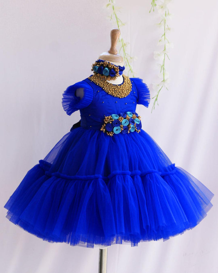 Royalblue Shade Handwork Flower Frock
Material:  Royalblue shade mono nylon net fabric with premium glossy satin as lining. Inner portion is covered with premium ultra satin and white cotton lining. cen