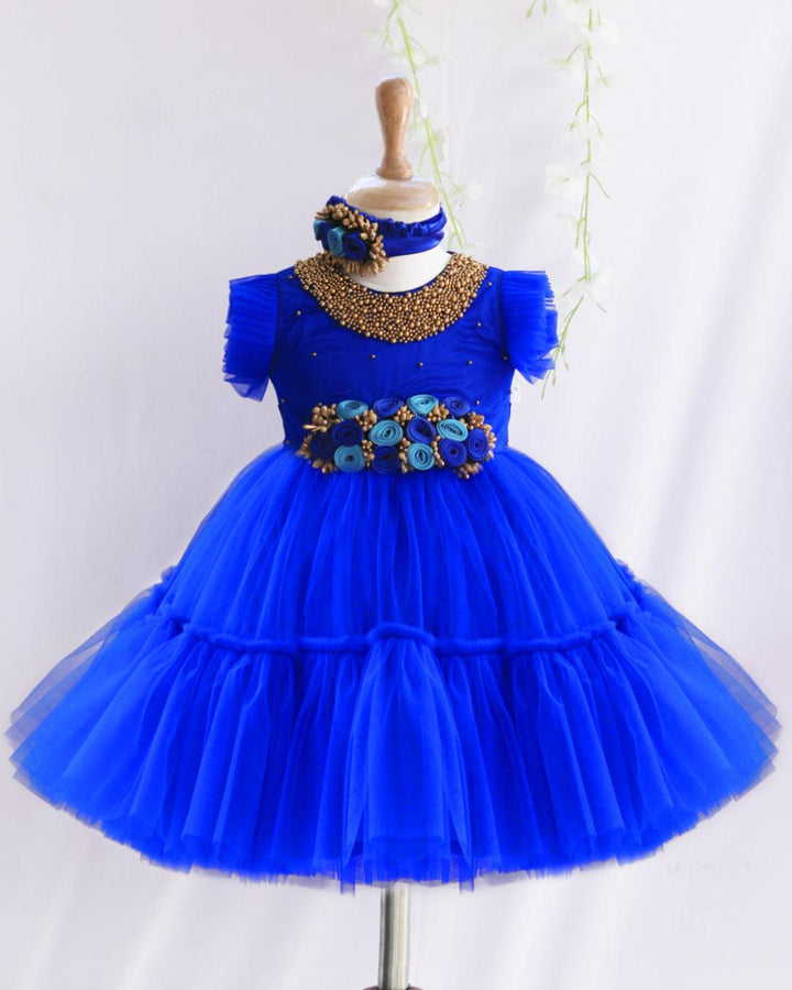 Royalblue Shade Handwork Flower Frock
Material:  Royalblue shade mono nylon net fabric with premium glossy satin as lining. Inner portion is covered with premium ultra satin and white cotton lining. cen