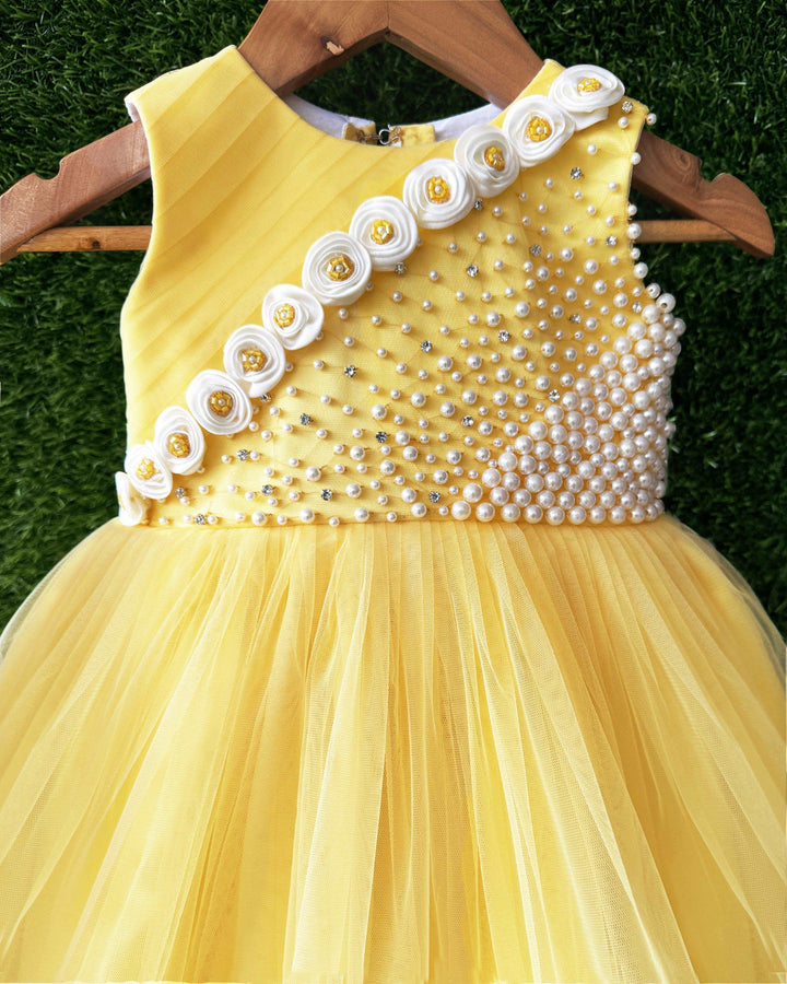 Baby Yellow & White combo Baby-Girls Pearl Work Flower Frock

Material: Baby yellow &amp; White combo pearl work handmade flower frock is made with soft nylon net fabric. The one side of the yoke part is made pleated pattern 