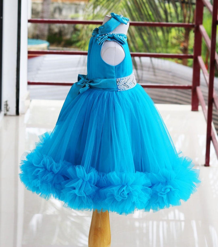 Skyblue Ruffled Pleated Bow Frock
Material: Skyblue nylon mono net with inner portion is covered with premium ultra satin and white cotton lining.
Colour: Skyblue | Sleeve Type: Sleeveless | Item Le
