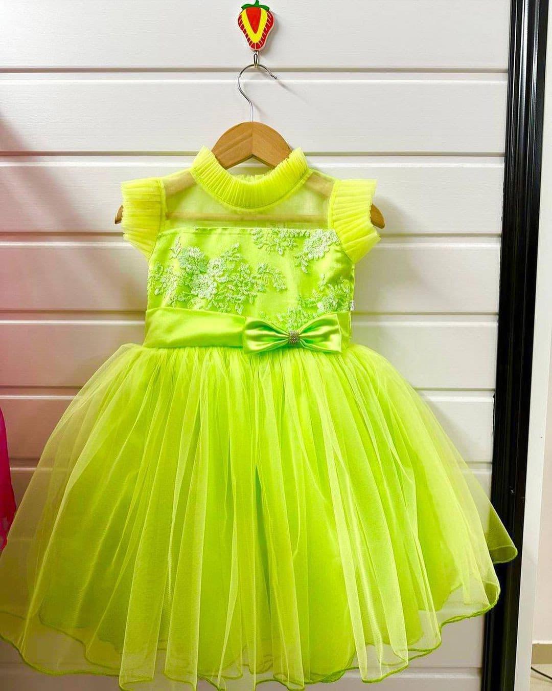 Lime Green Thread Embroidery Knee-length Frock
Material: Lime Green nylon mono net with thread work on yoke side. Inner portion is covered with premium ultra satin and white cotton lining.
Colour:Lime Green| Sle