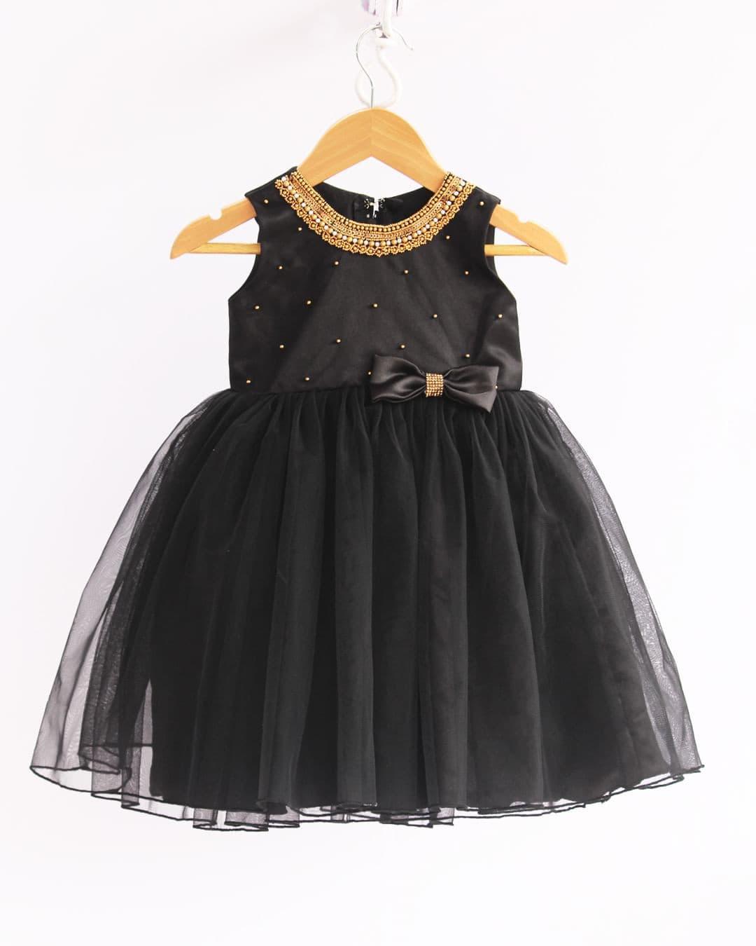 Black Shade Handwork Knee-length Bow Frock
Material: Black nylon mono net with inner portion is covered with premium ultra satin and white cotton lining.
Colour: Black | Sleeve Type: Sleeveless | Item Length
