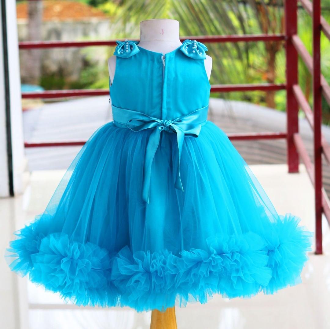 Skyblue Ruffled Pleated Bow Frock
Material: Skyblue nylon mono net with inner portion is covered with premium ultra satin and white cotton lining.
Colour: Skyblue | Sleeve Type: Sleeveless | Item Le
