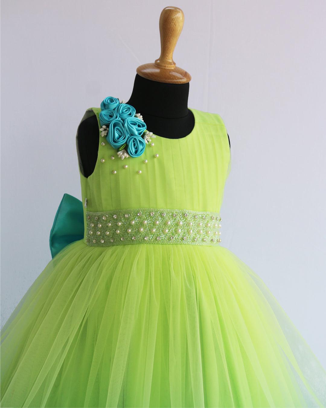 Lime Green & Skyblue Combo Pleated Ruffles Gown - Matching Hair Band
Material : Pista Green and Sky Blue combination gown. Yoke portion is done by pleated pista green net and premium quality satin is used for the primary lining. Shou