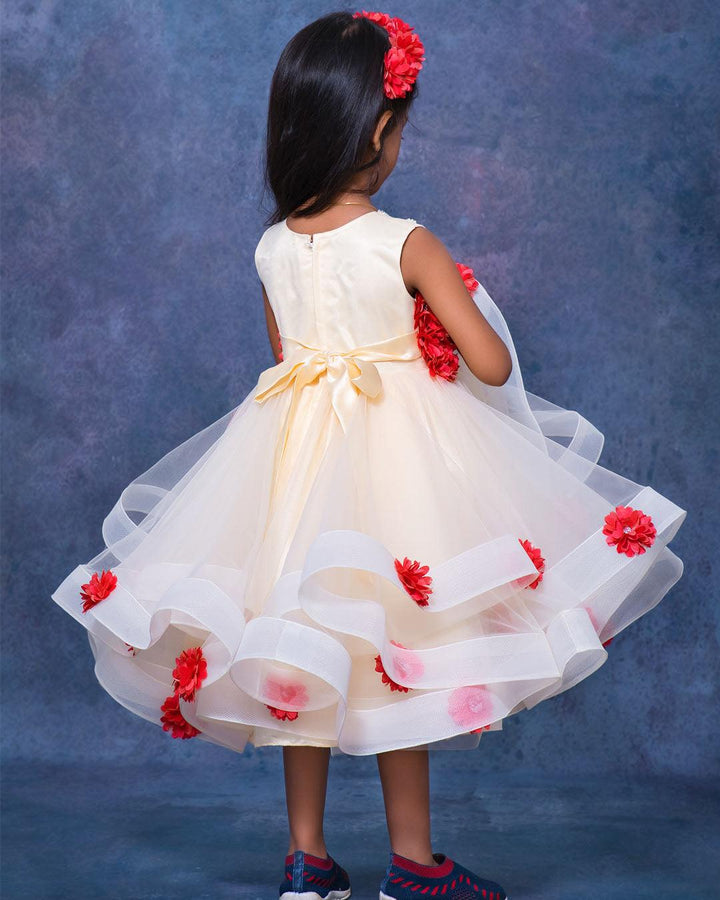 Sandal & Red Combo Heavy Partywear Flower Frock - Matching Hairband
Material: Sandal colour heavy layer frock. For the more elegant look red colour flowers are spread on the front and back side of the fork. In the neck portion cream