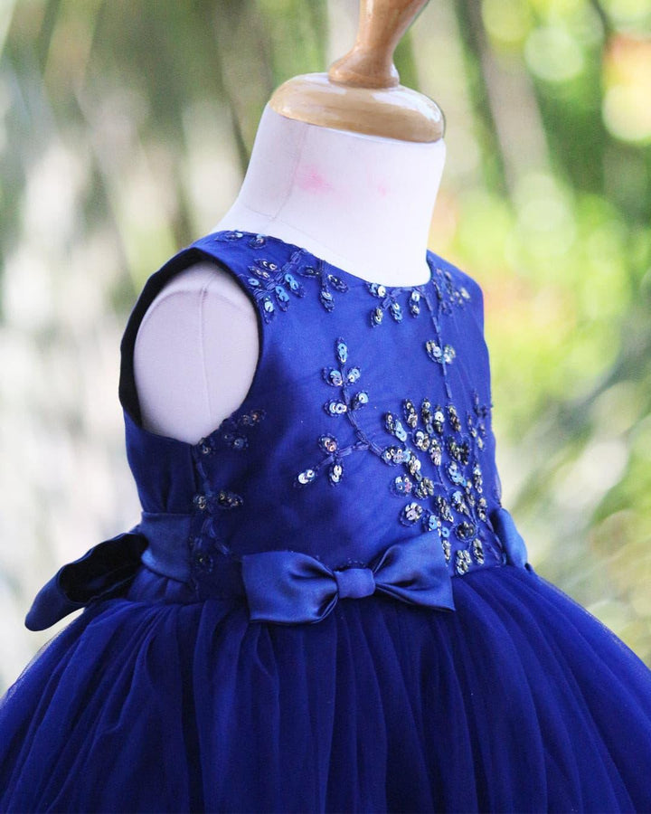 Navyblue Sequins Embroidery Sleeveless Frock

Material:  Navyblue Sequins Frock is made with soft mono net with embroidery sequins material as border on the end portion. Yoke portion is designed with embroider