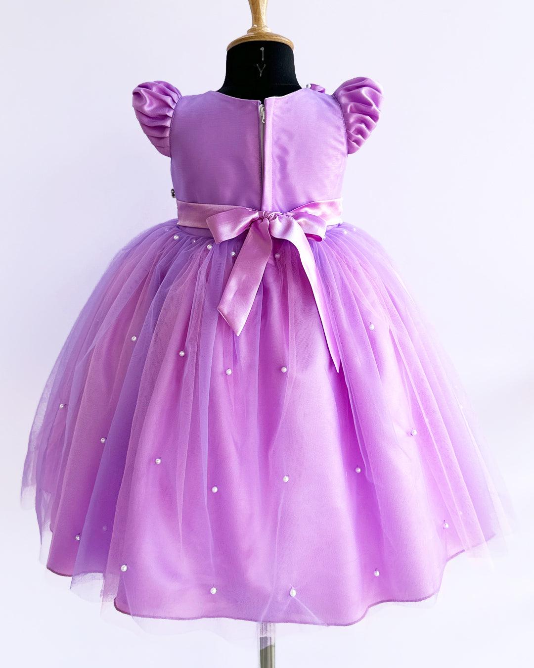 Lilac & lavender Combo Handwork Layer frock
Material : Lilac colour premium ultra satin fabric with matching Lavender and Baby pink combination mono net is used for making this frock. Yoke portion is designed
