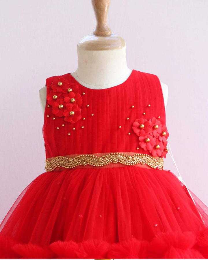 Red Shade Pleated Ruffled Layer Frock
Material: Red colour layered frock.Upper portion of the frock is done with pleated net and same colour. Cute flowers are attached on the both sides of the dress. Fo